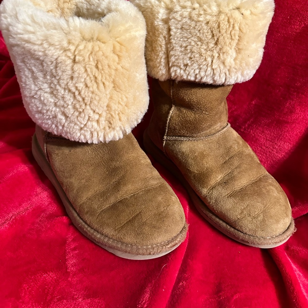 UGG Australia classic tall boot size 8 Genuine leather upper & sheepskin lining